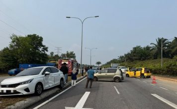 4轿车连环相撞 30岁男子当场魂断公路
