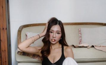 “粗口港姐”罕见素颜入镜 机上护肤过程毫不遮掩