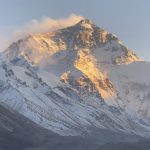珠峰基地营惊爆“尿液危机” 一季热恐融154吨冰雪