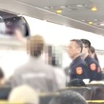 不满被空服员碰到脸 老妇机舱掌掴空姐还扔冰块