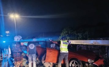 凌晨惊现夺命车祸 宝腾失控猛撞分界堤司机当场亡