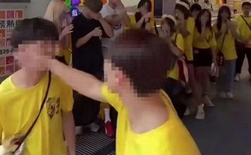 迎新活动尺度引发热议 女生脱衣至剩胸罩被当众抱起