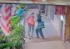 银行门口突然推倒老人 跌入沟渠女子转身就离开