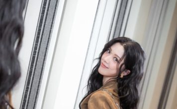 女星疯狂甩头测试眼镜 头顶发缝意外成为焦点
