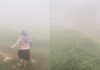 女子走进烟霾测试能见度 才走20步就直接被吞没