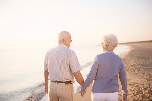holding-hands-while-walking-beac
