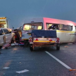 两小巴士与休旅车相撞 造成至少21人罹难