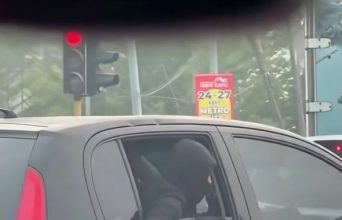 偷零件被发现拔腿逃 后座男子竟亮刀逼车让路