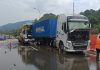 大道油污铺满路面 云顶下山往隆大塞车