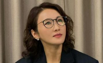 昔日花旦变商界女强人 出席股东会气场十足