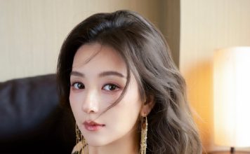 方媛忙工作未送女儿开学 两千金由外婆陪同返校