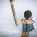 不愿上游泳课引发冲突 父亲一气之下踹儿子致伤