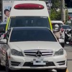 救护车狂鸣笛仍被卡死 白色奔驰停红灯不让40秒