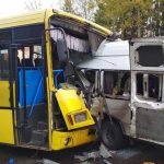 红灯亮起仍闯平交道 小巴遭火车猛撞6人丧命