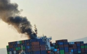 2集装箱货船遭袭击 一艘起火后沉入海中