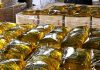 津贴食油一包包剪开倒进大桶 执法员突击起获6.4吨食油