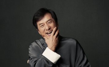 成龙抱百日宝宝玩碰拳 难得展现温柔长辈一面