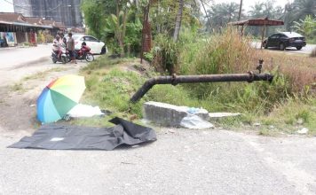 摩哆转弯疑失控冲入沟渠 70岁男子当场亡