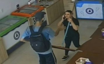 持刀闯冰淇淋店企图侵犯 女员工奋力反抗致男子死亡