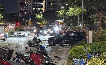 奥迪冲入反方向车道连撞2车 24岁摩哆情侣不幸身亡