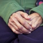 孝子返乡探望独居妈妈 收到“可怕礼物”背脊发凉