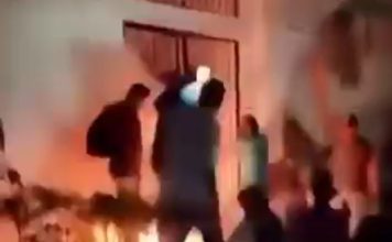 12岁女童与祖母双双遭杀害 居民怒闯警局拖走嫌犯斩首