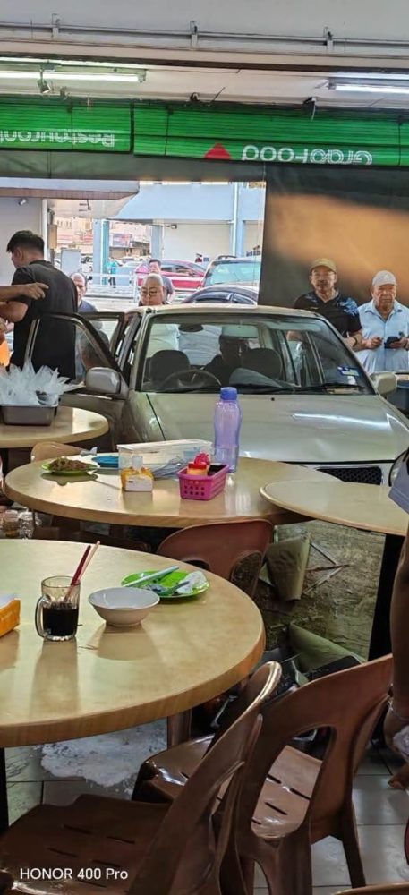 Car-crashes-coffee-shop-261006-a