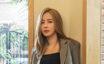 女偶像结束21年合作 当老板首晒性感照