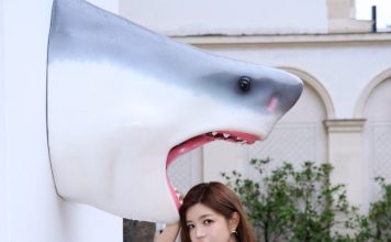 陈妍希一日换两套西装 长裙展现不同气场