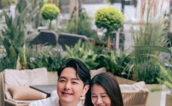 手持玫瑰花海合照 萧正楠黄翠如浪漫指数爆表