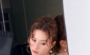 赌王千金手捧满天星 露背白裙气质拉满