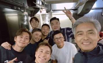 两大男神罕见同框 气场不输年轻小生