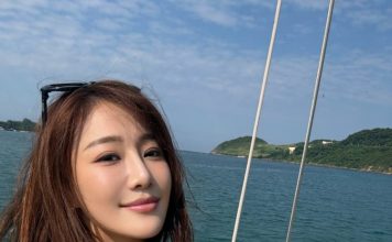 女星游艇度假晒性感泳装 黑色侧空设计展现迷人身材
