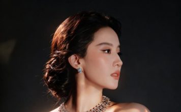 刘亦菲眼睛明显浮肿 传带病出席盛典