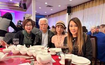 元华满头白发亮相 身形依然挺拔