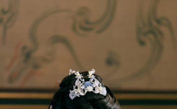 女星戏服被摆上网 红嫁衣价格惊人