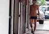 商业中心频现裸身男 还在随地小便冲凉