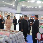 金正恩脑出血身亡传闻疯传 朝鲜官媒晒陪妻女视察照