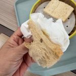 蒸面包吃两口惊见小蟑螂 华裔男崩溃:太恶心了