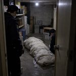 哥哥遗体裹棉藏地下室 妹妹盗领存款被逮捕