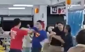 2男饮食中心爆冲突 互殴挥拳撞脸还拿水杯砸人