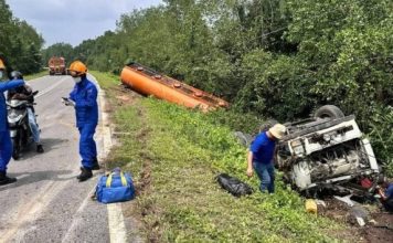 轿车与油槽罗里相撞双双坠沟 司机被抛出车外当场亡