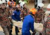 住家土崩华裔医生遭活埋亡 遗体抬出妻当场崩溃痛哭