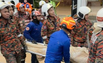 住家土崩华裔医生遭活埋亡 遗体抬出妻当场崩溃痛哭