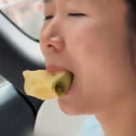 女子大口咬苹果 结果把下巴咬脱臼