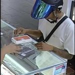 男子戴头盔进店抢iPhone 3店员狂追15分钟仍扑空