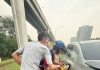 女子轿车大道上没油抛锚 无助落泪幸获2骑士救援