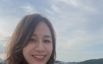 第一次坐女佣摩托车 女星兴奋却没戴头盔
