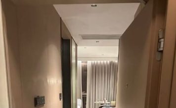 一家三口困酒店厕所4小时 爸爸为救幼儿断两根肋骨