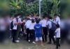 游乐场爆发少年持械群殴 有人被围在地上暴打
